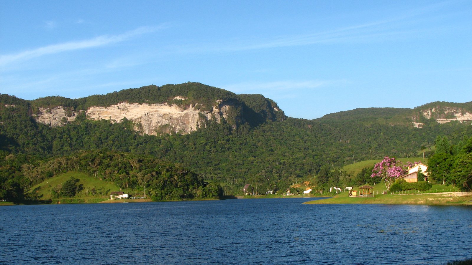 Lago com parede de pedra ao fundo
