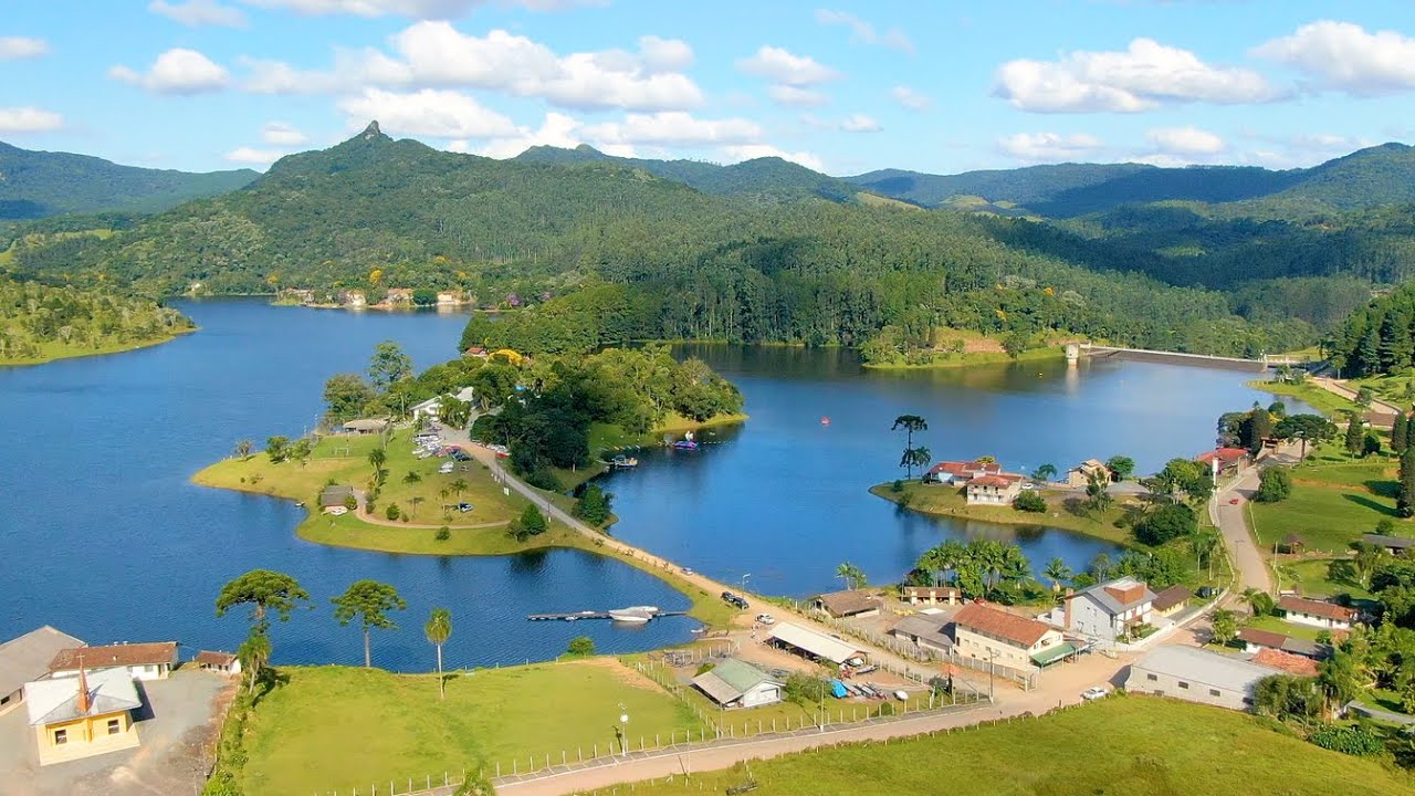 Vista aérea da vila e do píer no lago