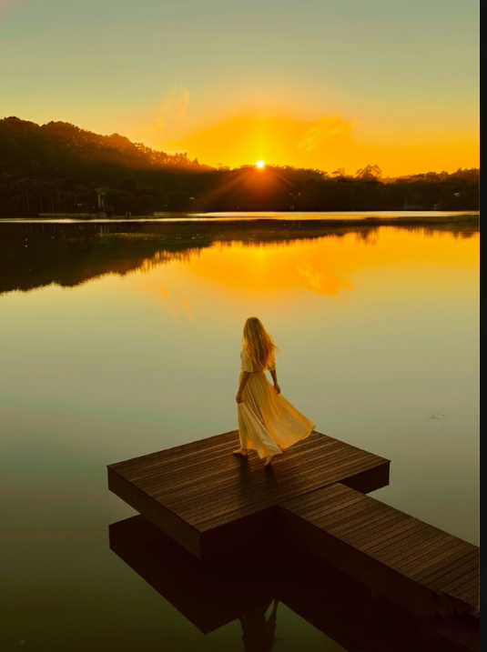 Deck da Santuá com vista para o lago ao nascer do sol