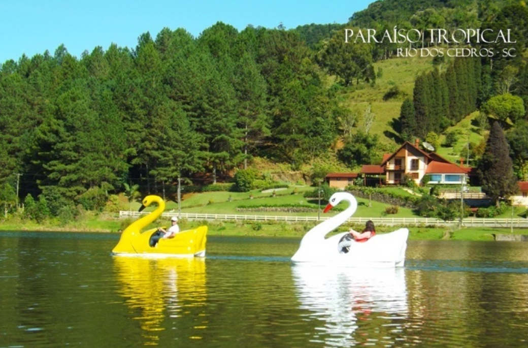 Pedalinhos de cisne no lago do Paraíso Tropical, em Rio dos Cedros