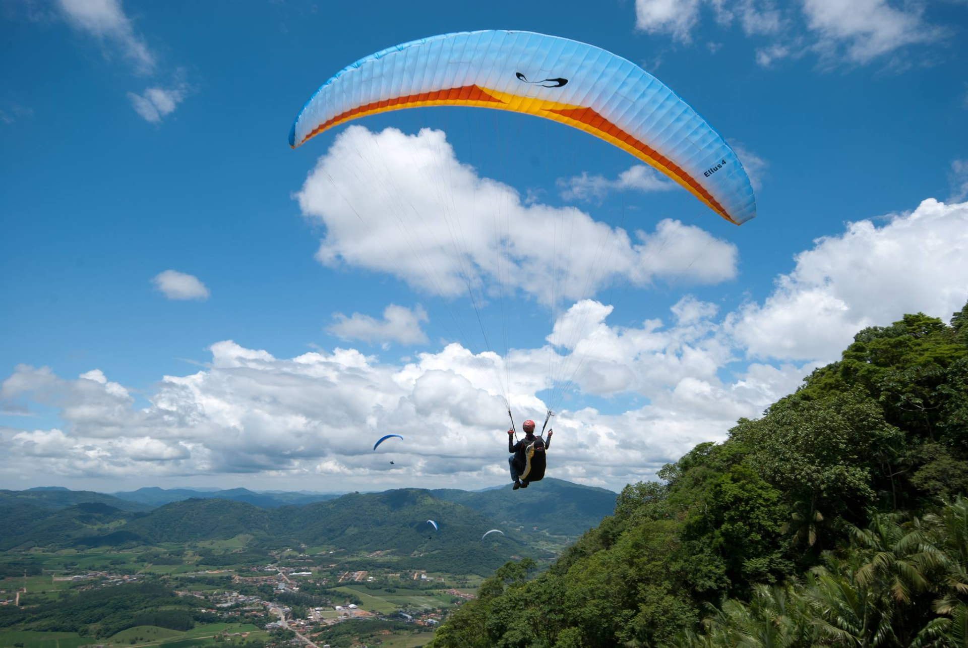 Parapente sobrevoando o vale de Rio dos Cedros